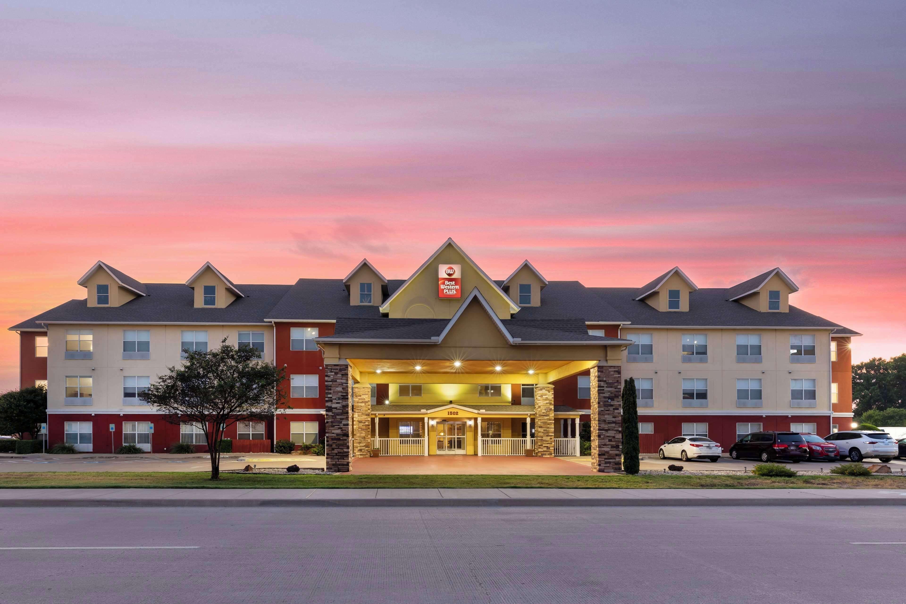 6 Business Hotels Near Texas Spin 7 for Work-Ready Stays