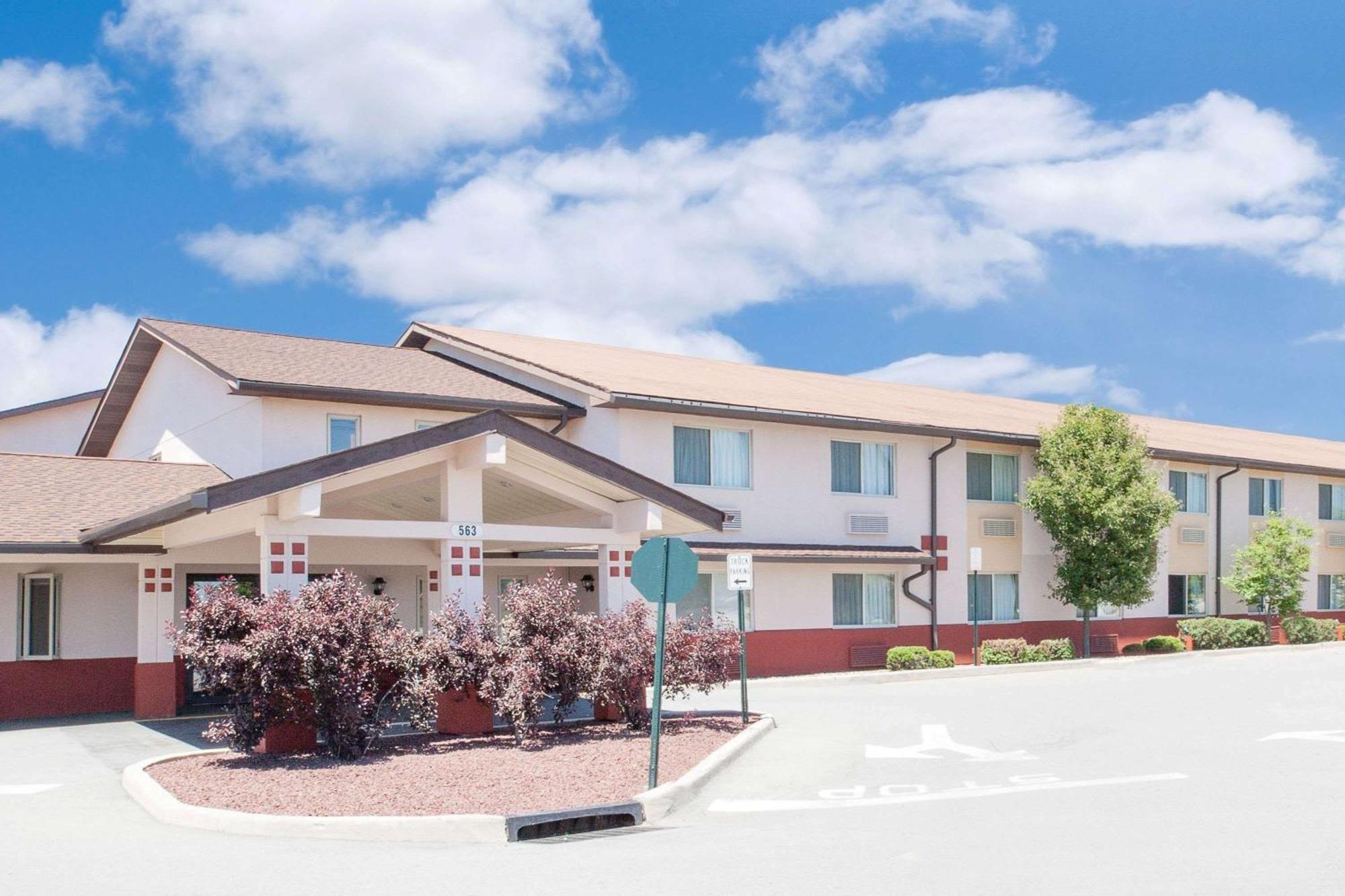 Staying Near Margo George Model Management: 4 Budget Hotels Compared