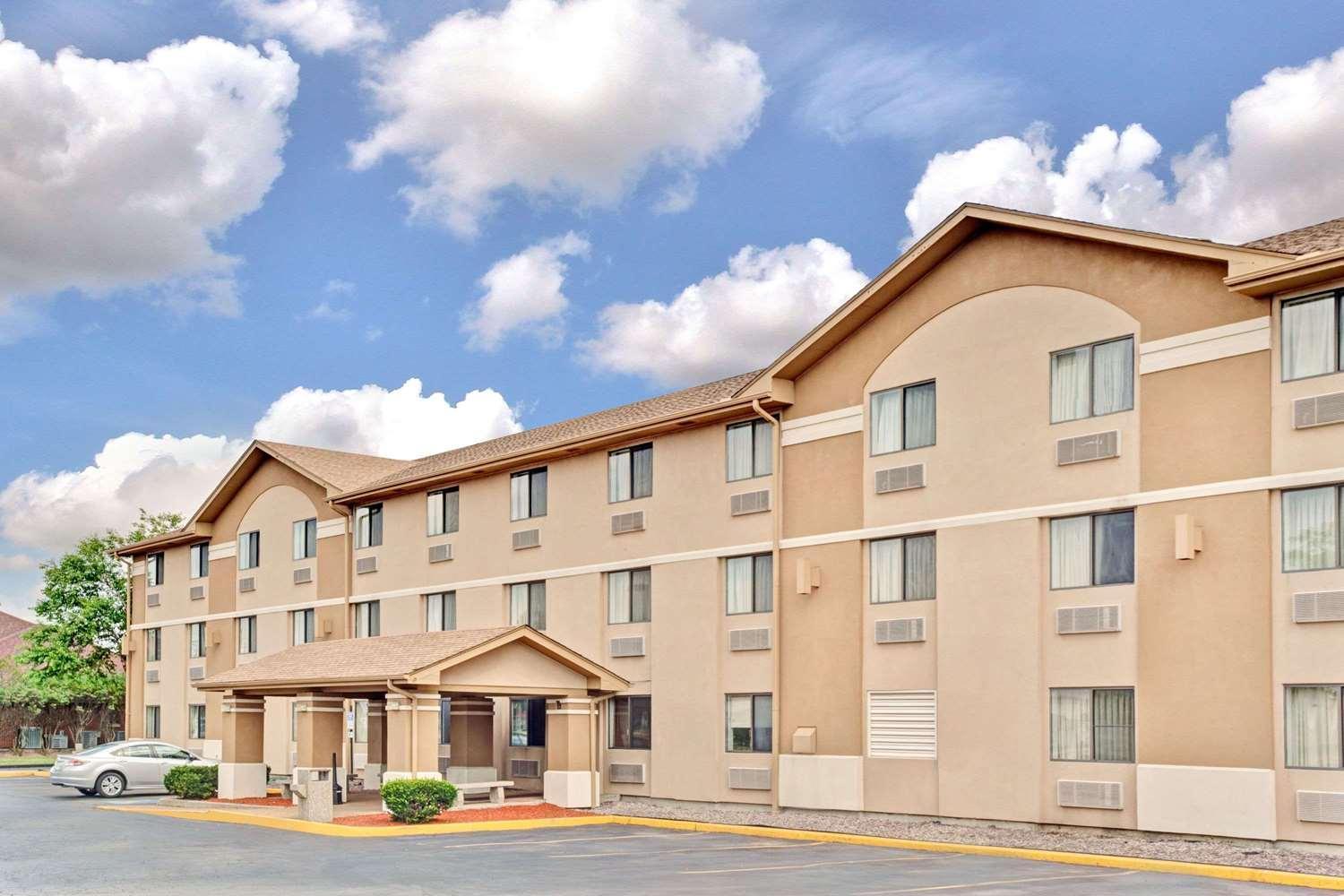 4 Budget Hotels Close to Odyssey Fun World Worth Booking