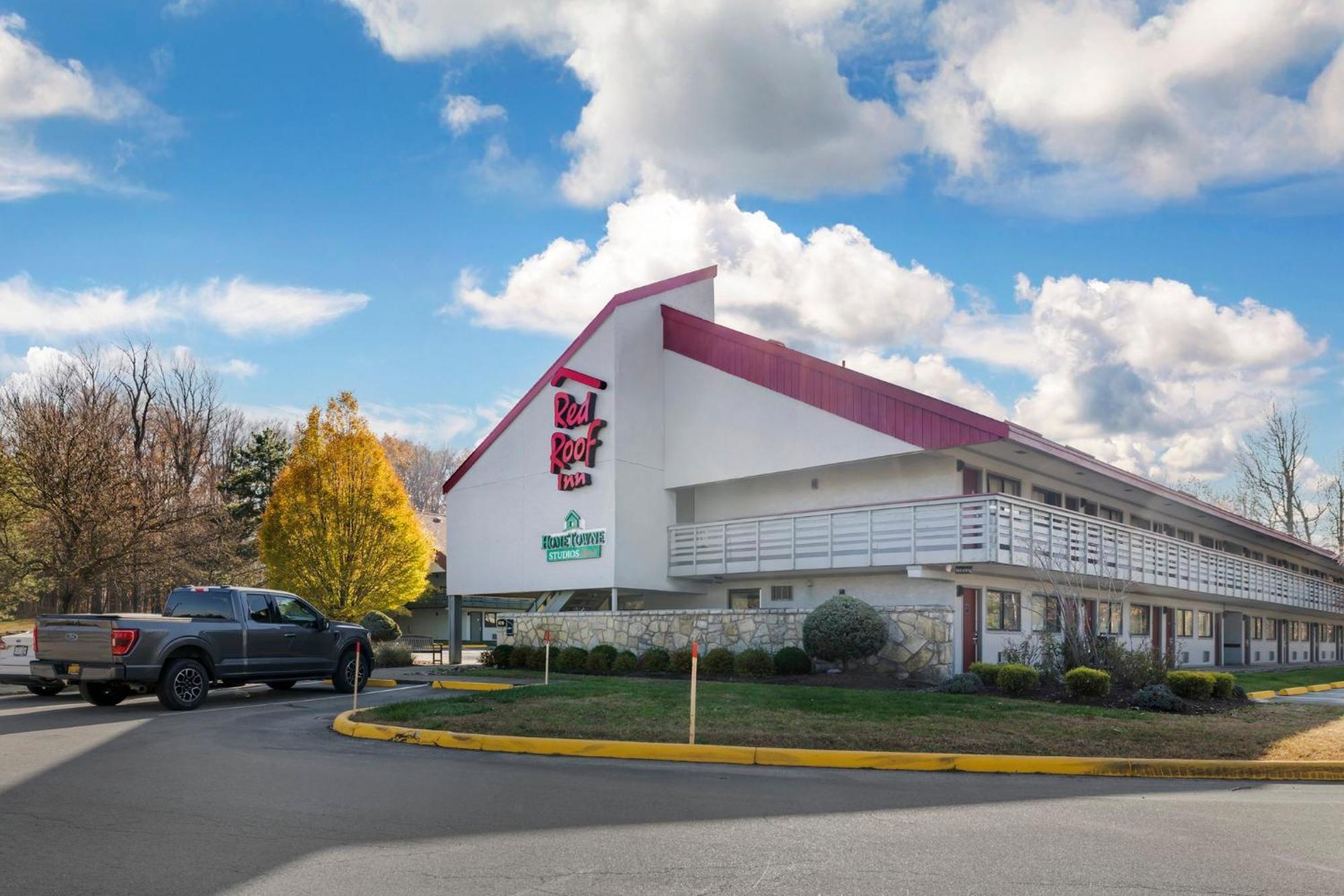 5 Airport Hotels Close to Saint John Maron Parish Ctr