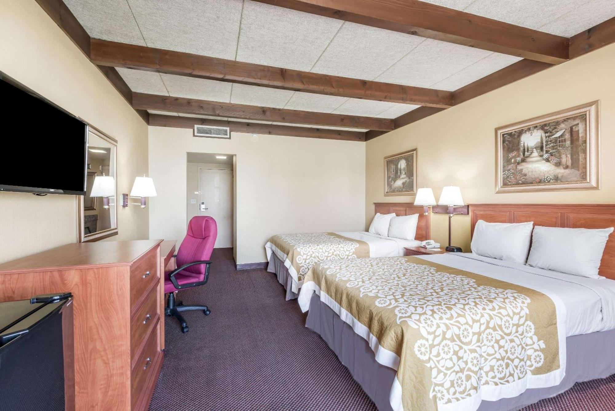4 Reliable Hotel Stays Close to Stevens Park, Niles