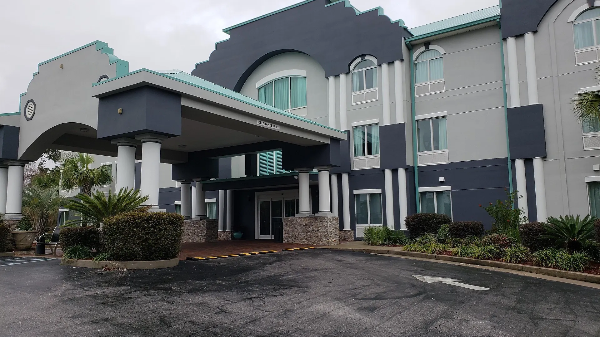 Where to Stay Near Sam's Fun City: 4 Top 3-Star Hotels