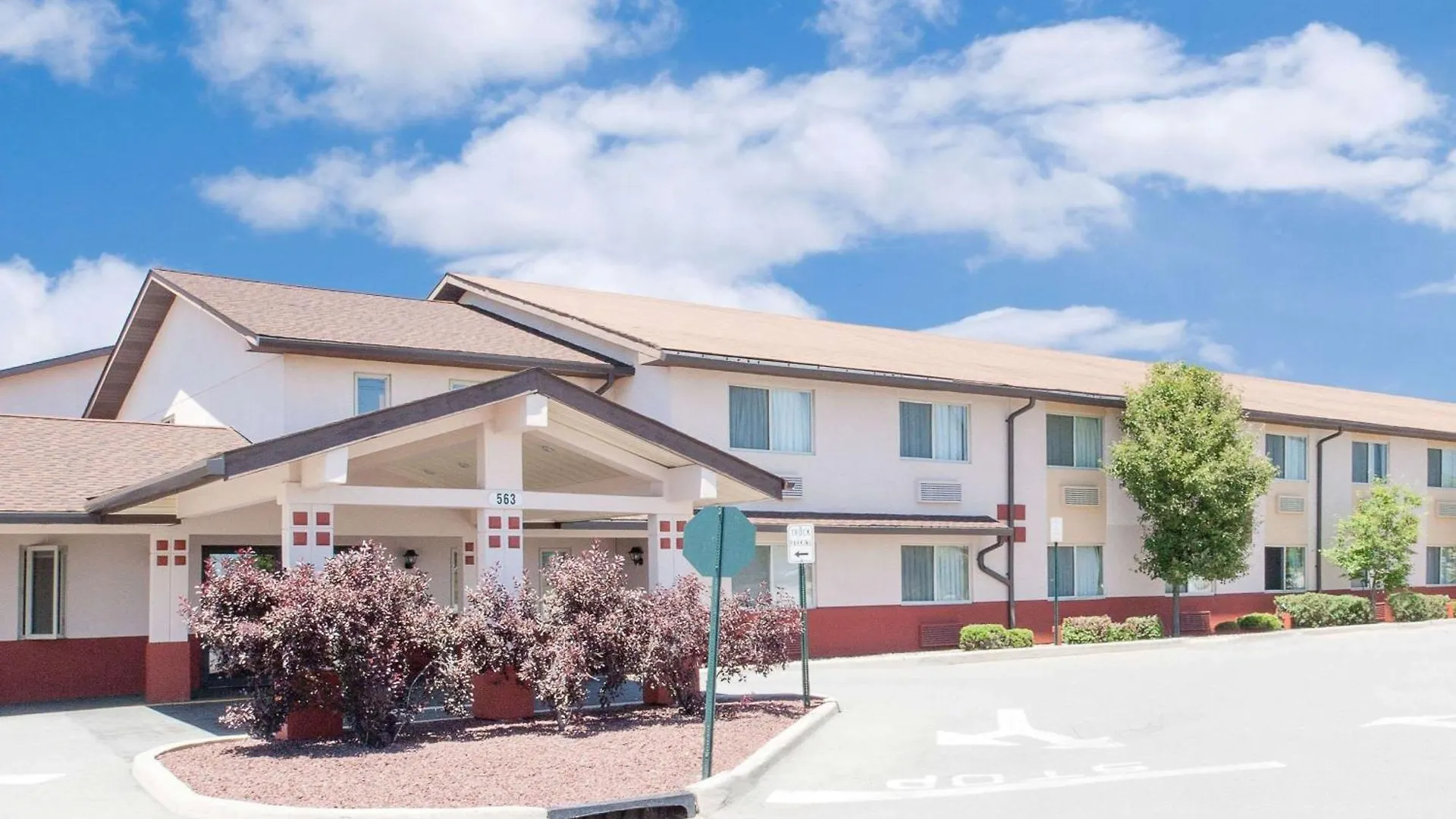 Staying Near Margo George Model Management: 4 Budget Hotels Compared